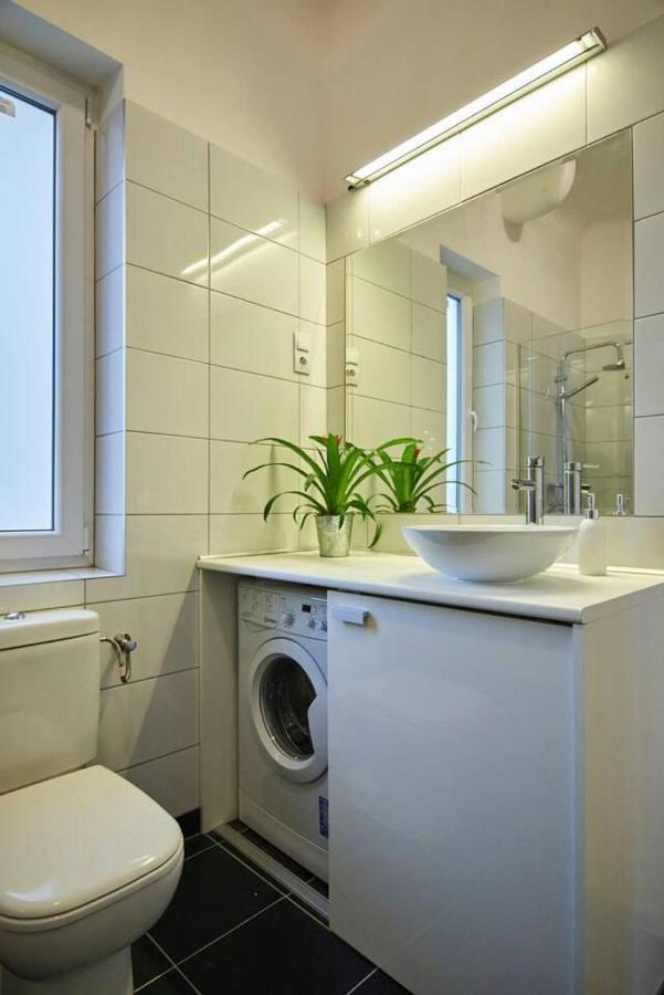 Spacious 1 Bed Basilica - With Balcony