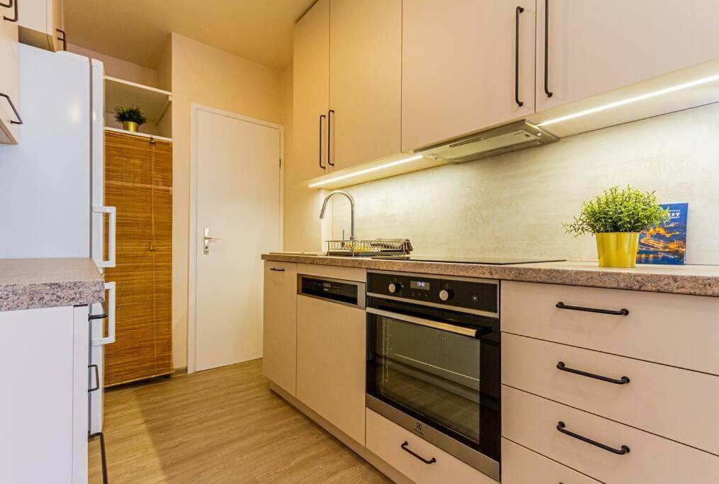 Roomy 80sqm At Center Free Parking Space, Ac & Balcony