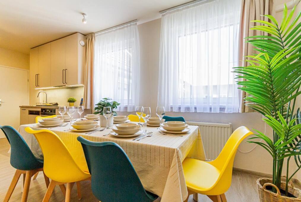 Roomy 80sqm At Center Free Parking Space, Ac & Balcony Apartamento