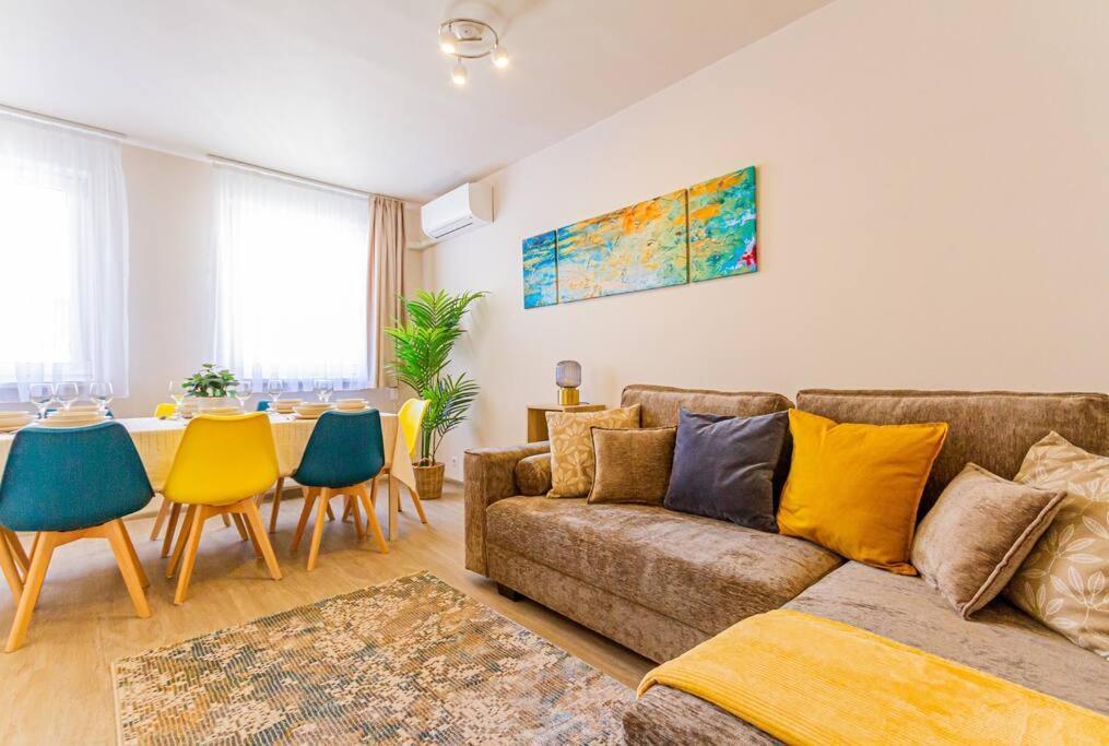 Apartamento Roomy 80sqm At Center Free Parking Space, Ac & Balcony