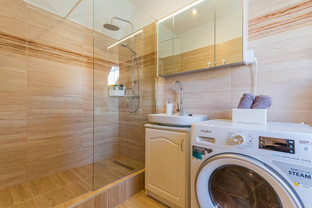 Roomy 80sqm At Center Free Parking Space, Ac & Balcony *
