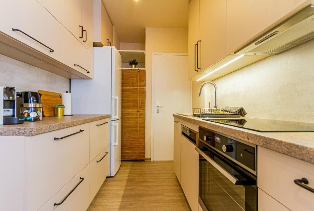 Apartamento Roomy 80sqm At Center Free Parking Space, Ac & Balcony *