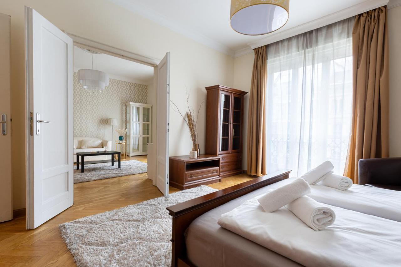 Gde Karoly Apartmant *