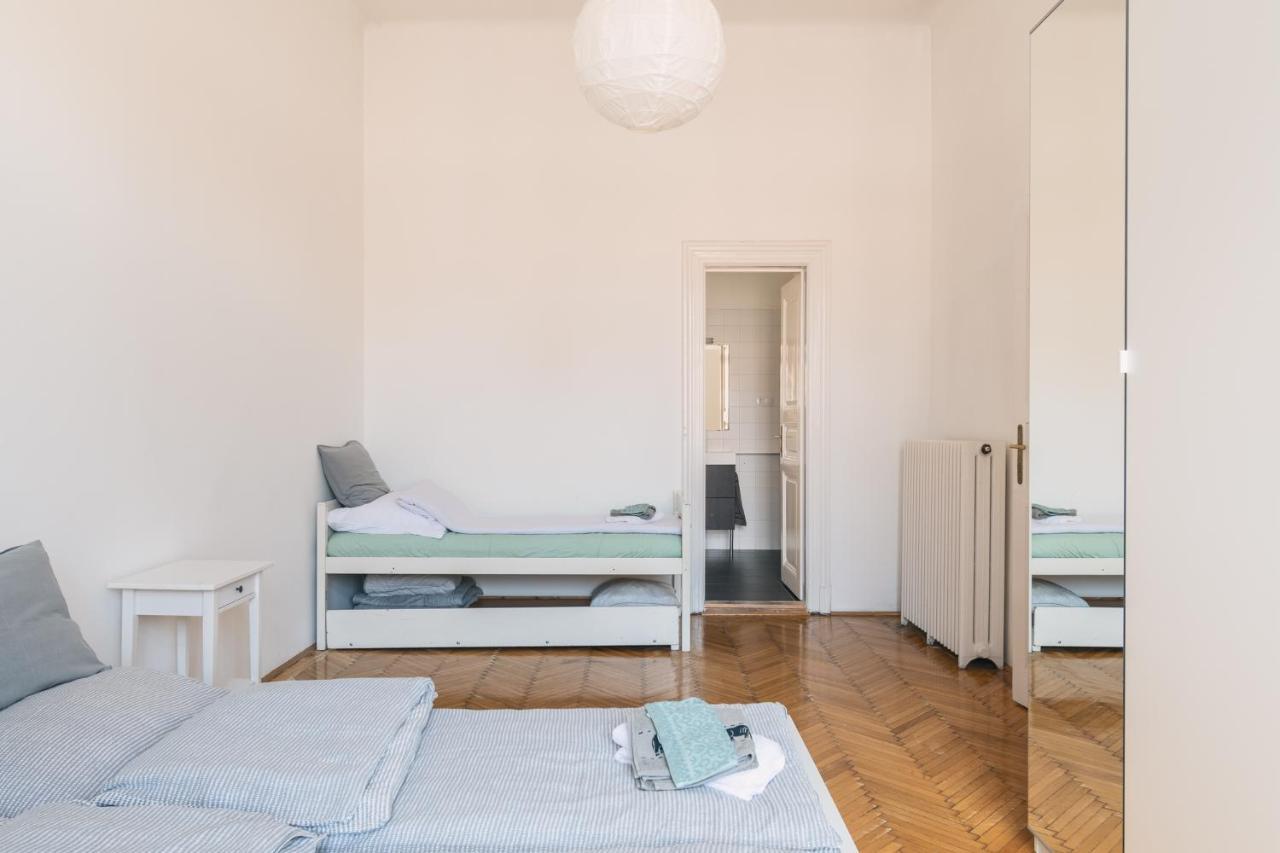 Sunny, Airy, Artsy & Authentic Loft With Balcony * Budapest
