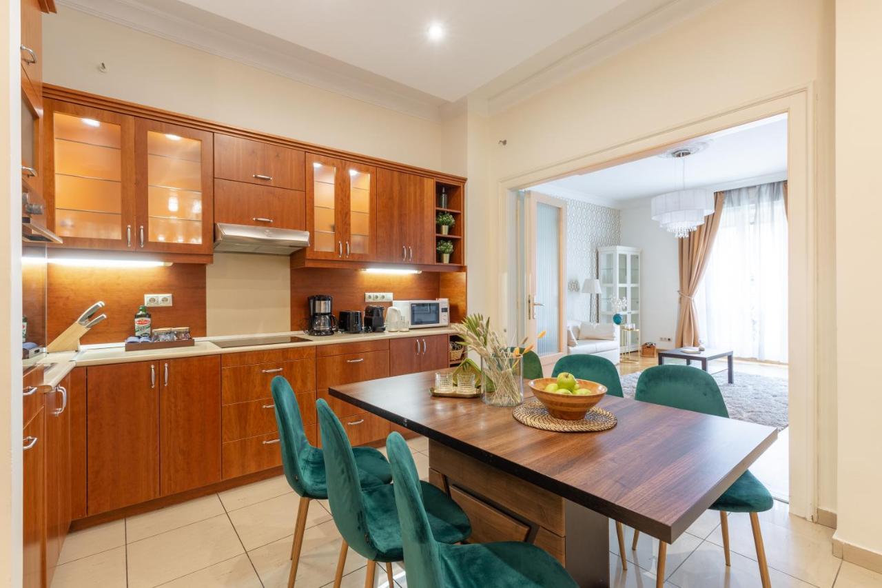 Gde Karoly Apartmant