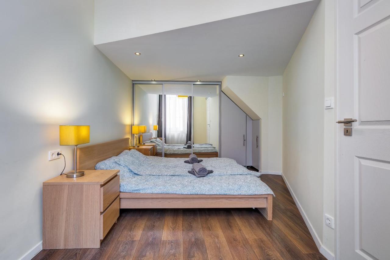 Spacious & Stylish In Downtown Apartment *