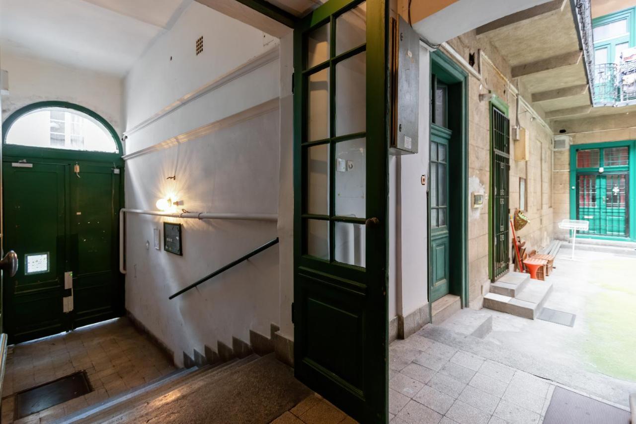 Spacious & Stylish In Downtown Apartment *