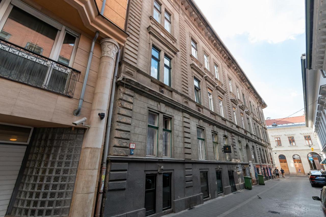 Spacious & Stylish In Downtown Budapest