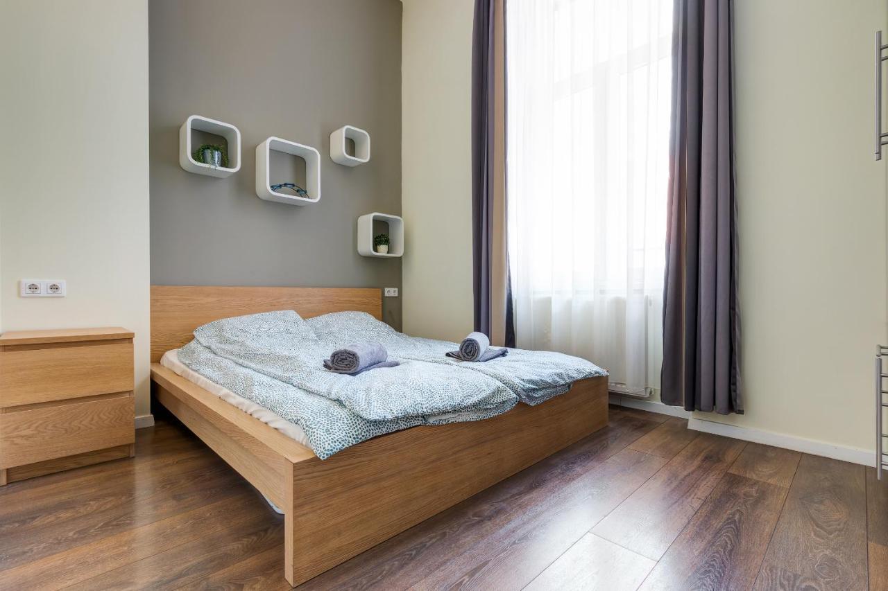 Spacious & Stylish In Downtown Apartment *