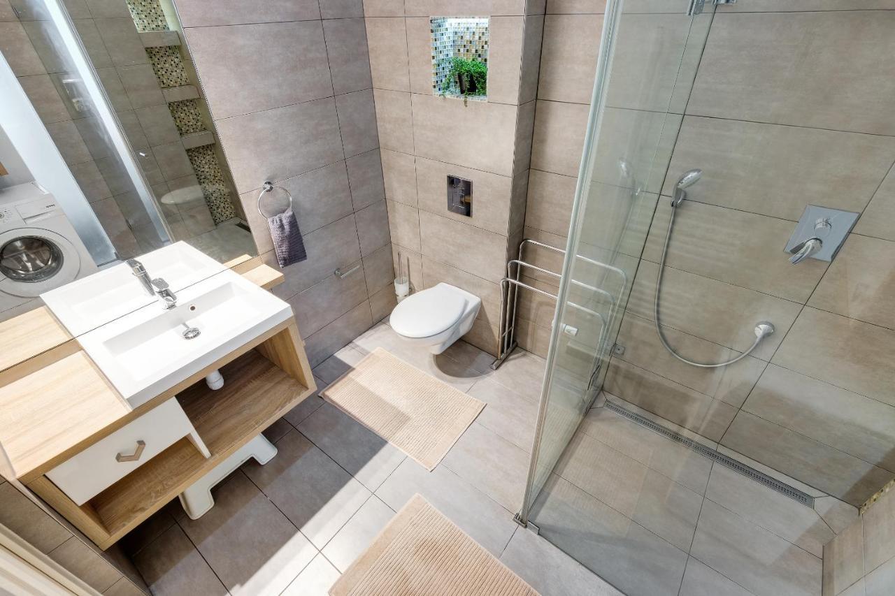 Spacious & Stylish In Downtown Apartment *
