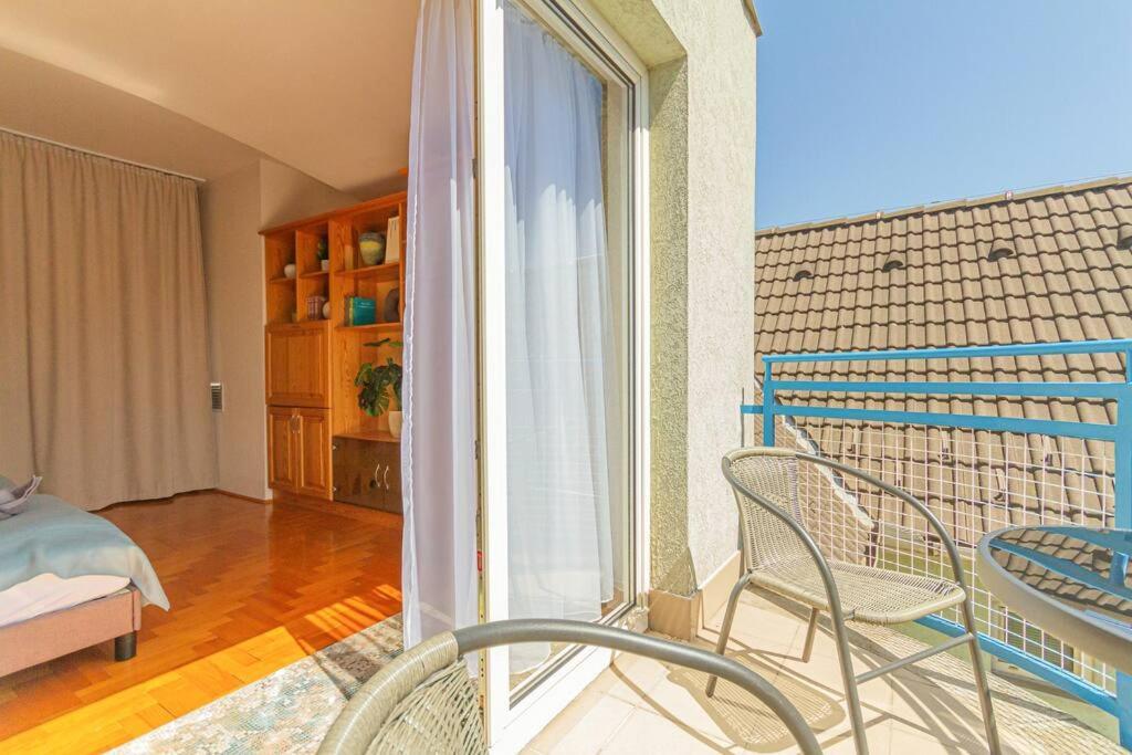 Roomy 80sqm At Center Free Parking Space, Ac & Balcony