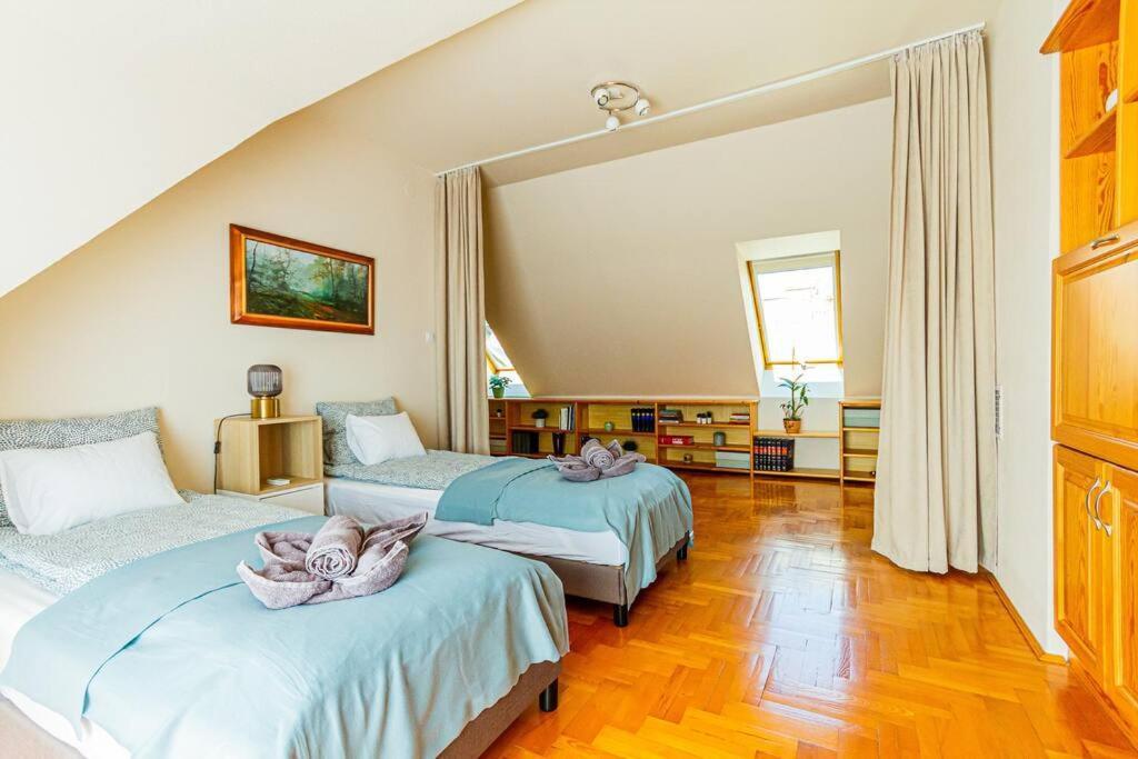 Roomy 80sqm At Center Free Parking Space, Ac & Balcony Apartamento