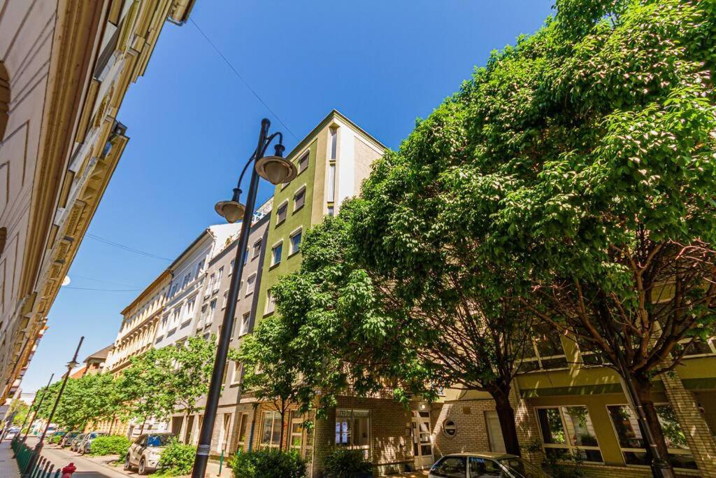 Roomy 80sqm At Center Free Parking Space, Ac & Balcony Budapest