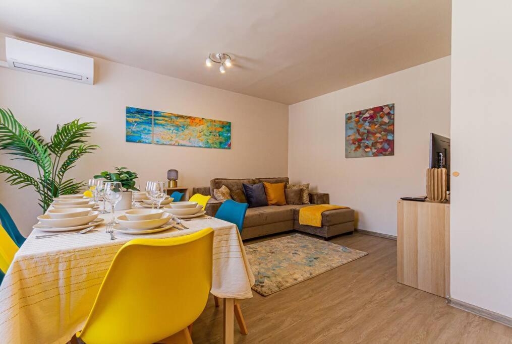 Roomy 80sqm At Center Free Parking Space, Ac & Balcony *
