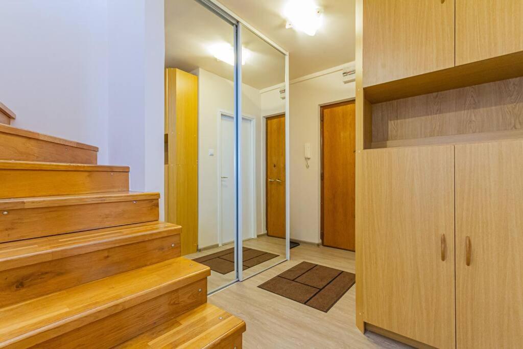 Roomy 80sqm At Center Free Parking Space, Ac & Balcony Apartamento