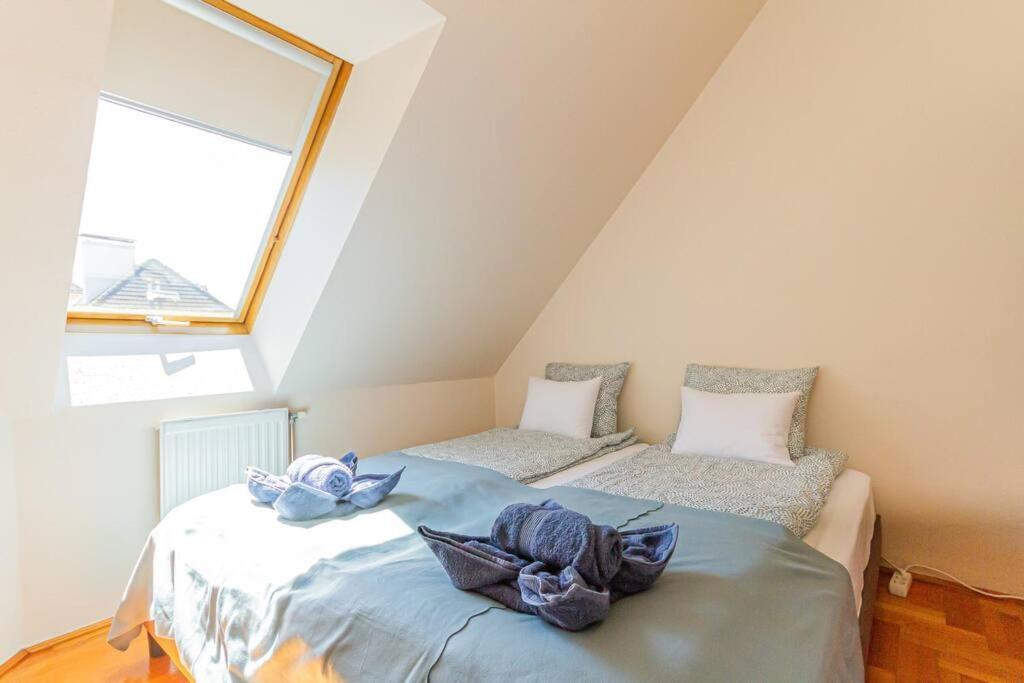 Roomy 80sqm At Center Free Parking Space, Ac & Balcony