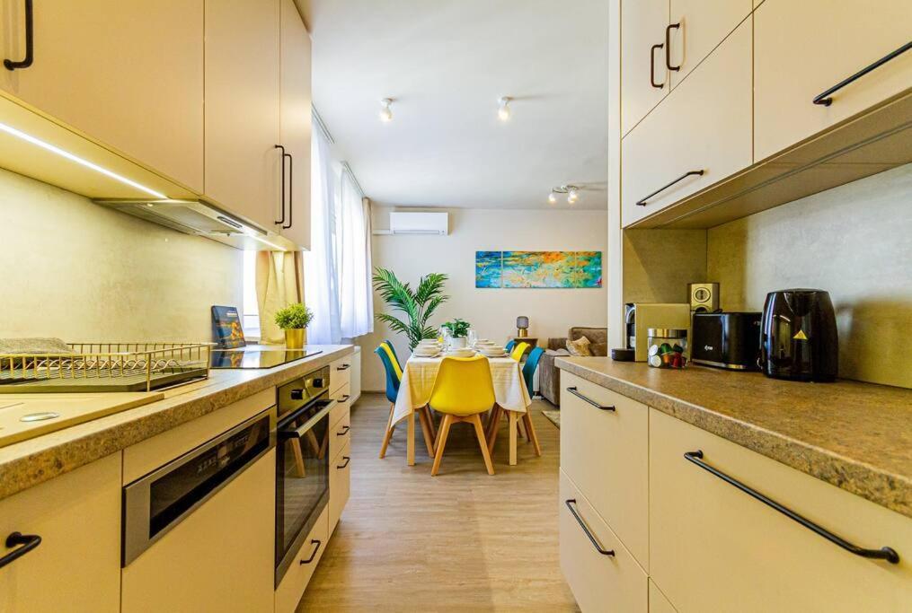 Roomy 80sqm At Center Free Parking Space, Ac & Balcony *