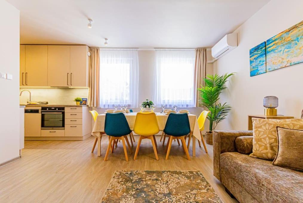 Apartamento Roomy 80sqm At Center Free Parking Space, Ac & Balcony