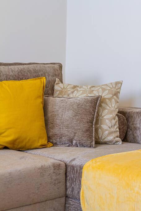 Roomy 80sqm At Center Free Parking Space, Ac & Balcony