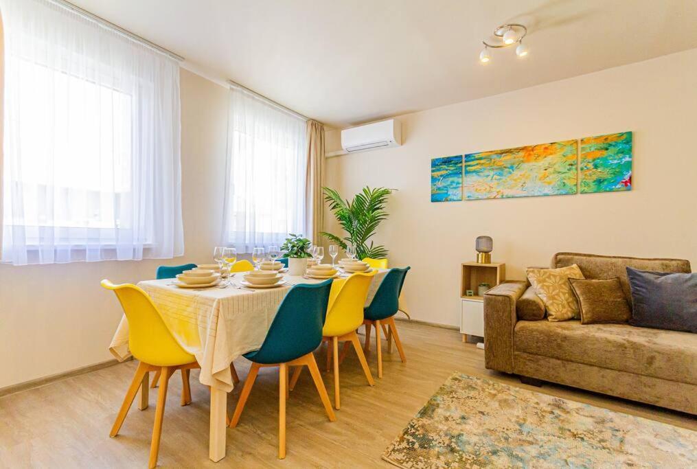 Roomy 80sqm At Center Free Parking Space, Ac & Balcony * Budapest