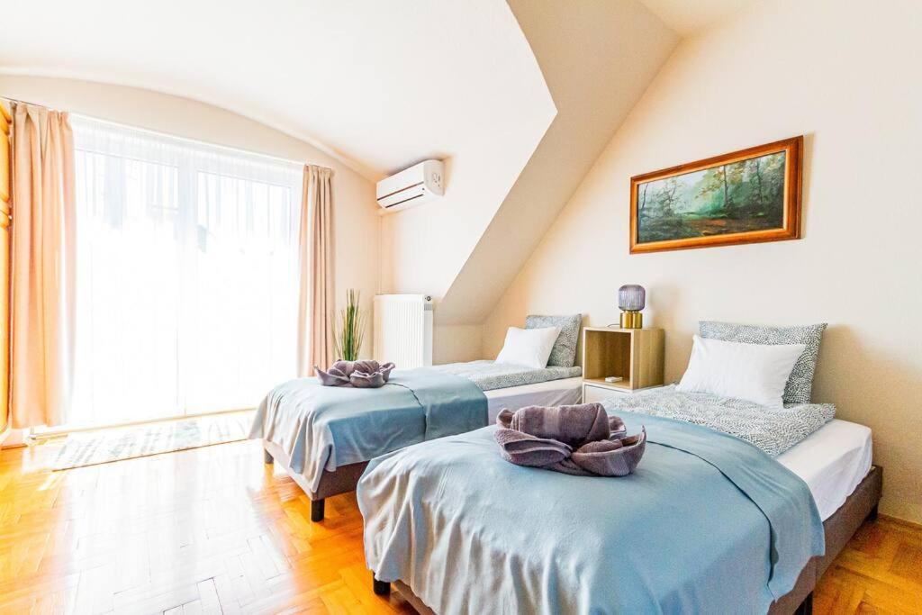 Roomy 80sqm At Center Free Parking Space, Ac & Balcony