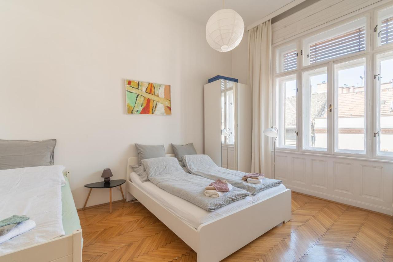 Sunny, Airy, Artsy & Authentic Loft With Balcony Apartmán