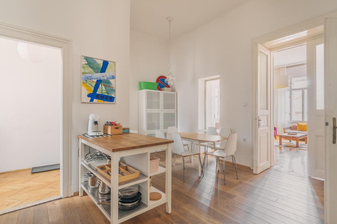 Apartmán Sunny, Airy, Artsy & Authentic Loft With Balcony