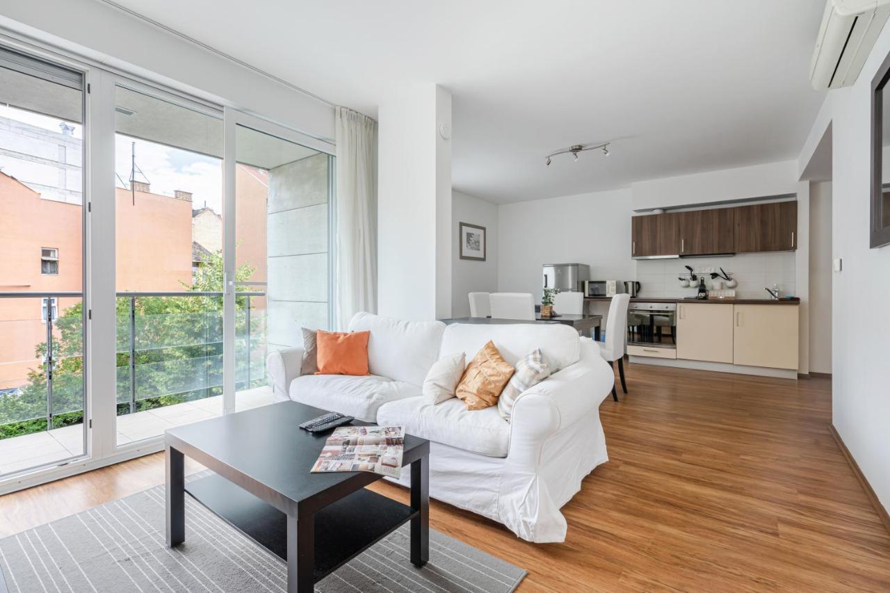White Cascade Realty Apartment *