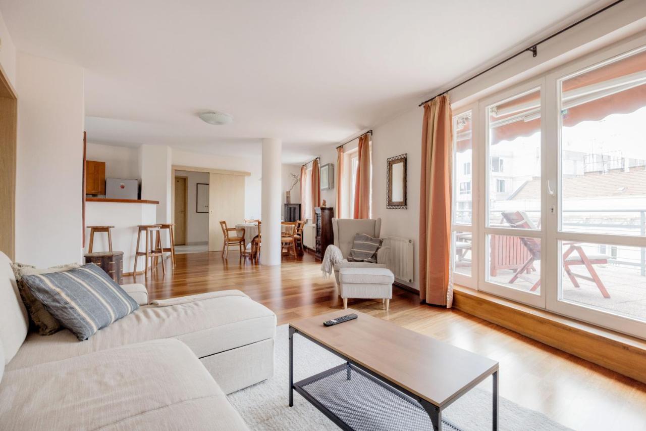 Bright And Spacious Penthouse W/ Terrace & Parking * Budapešť