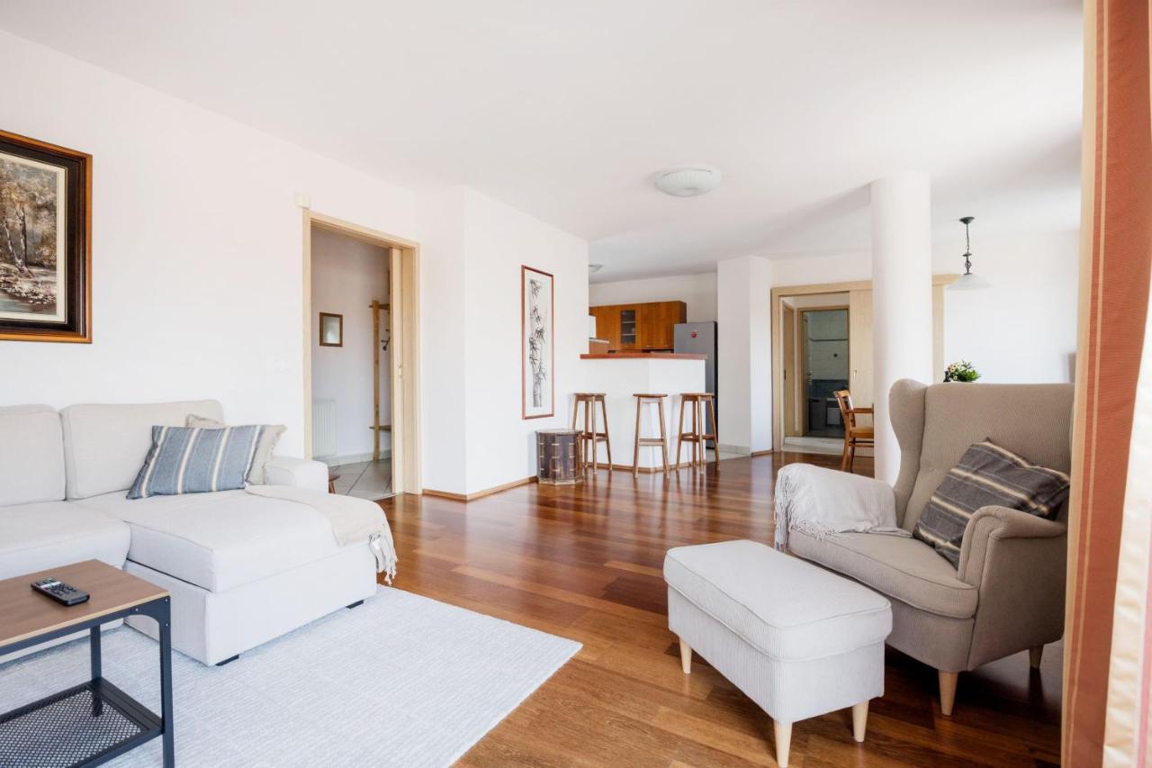 Bright And Spacious Penthouse W/ Terrace & Parking