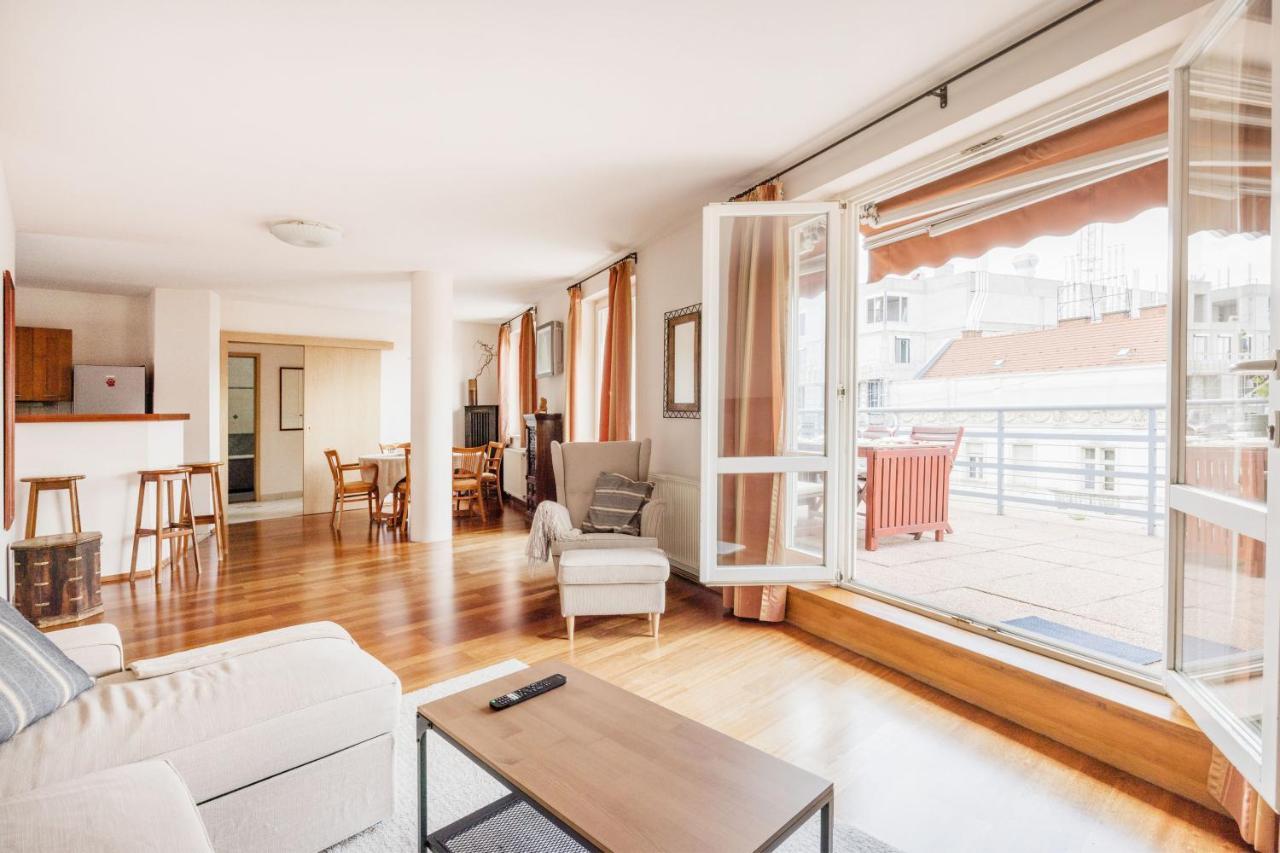 Bright And Spacious Penthouse W/ Terrace & Parking * Budapešť