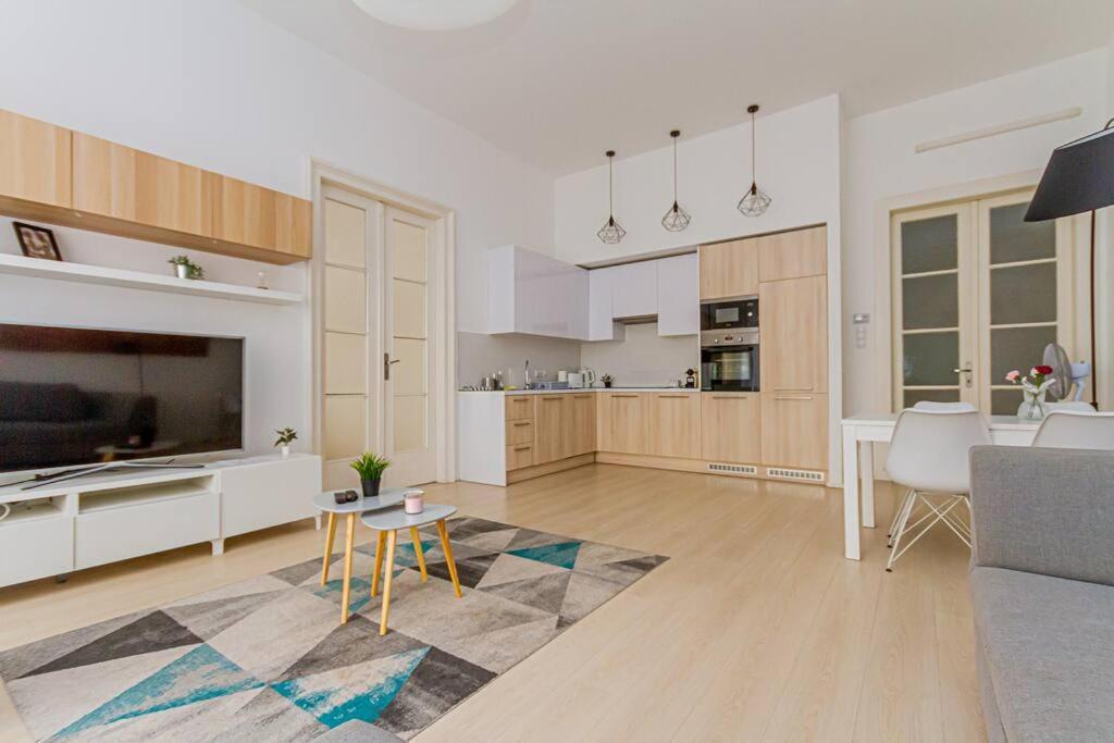 Luminous Design - W18 Budapešť
