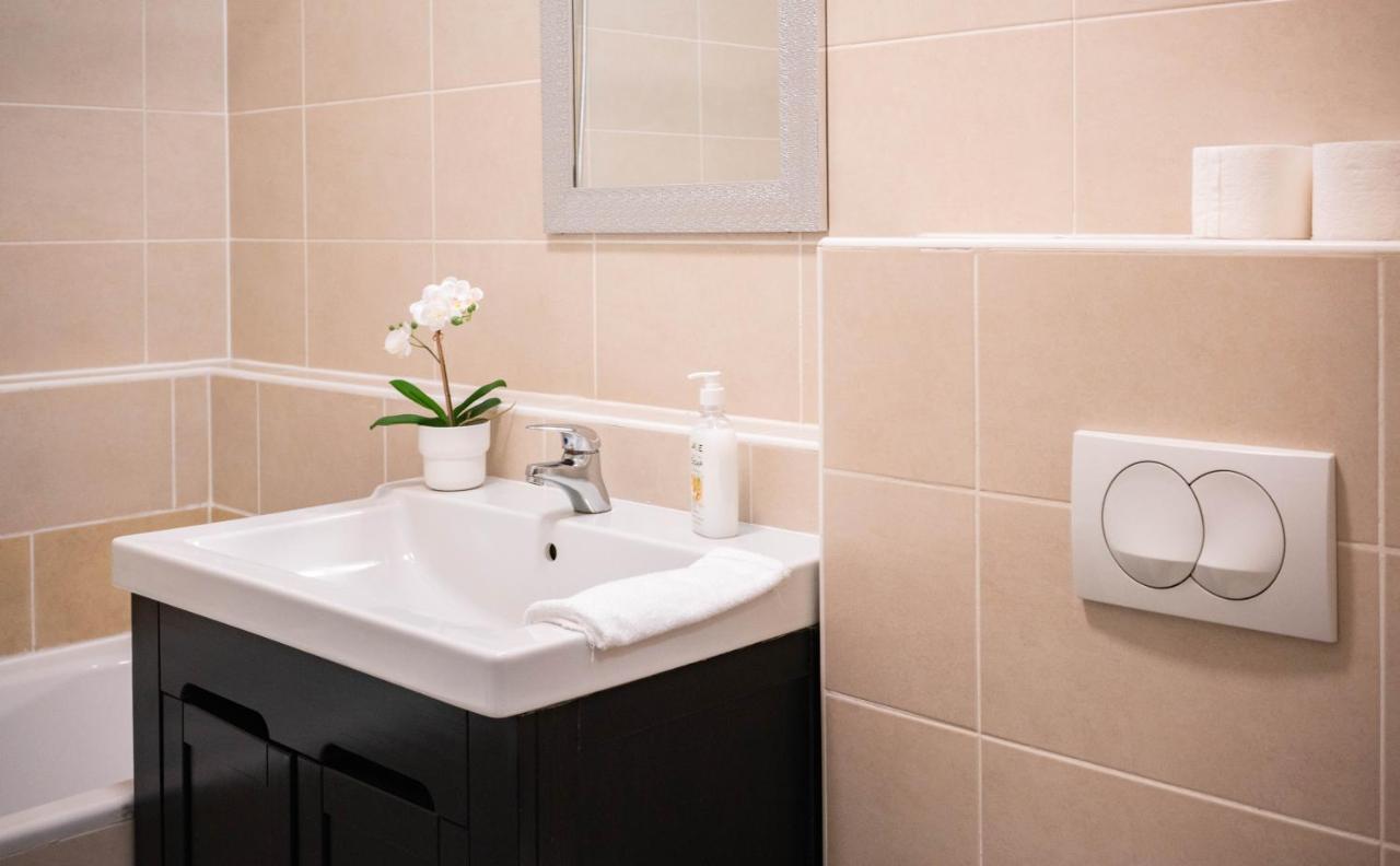 Central Passage For 2, Balcony, Wifi, Ac, Tv *