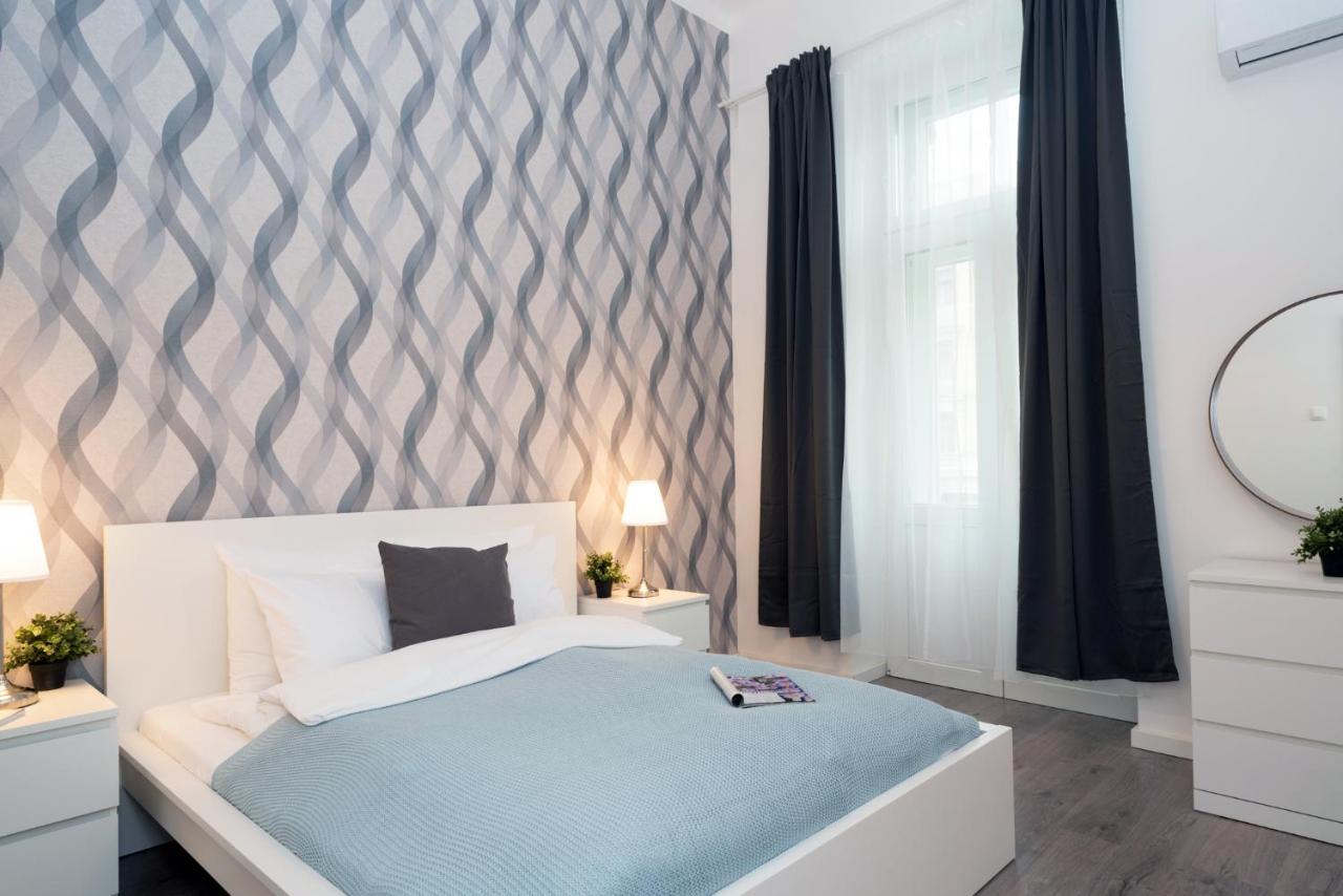 Stylish New With View On New York Palace *