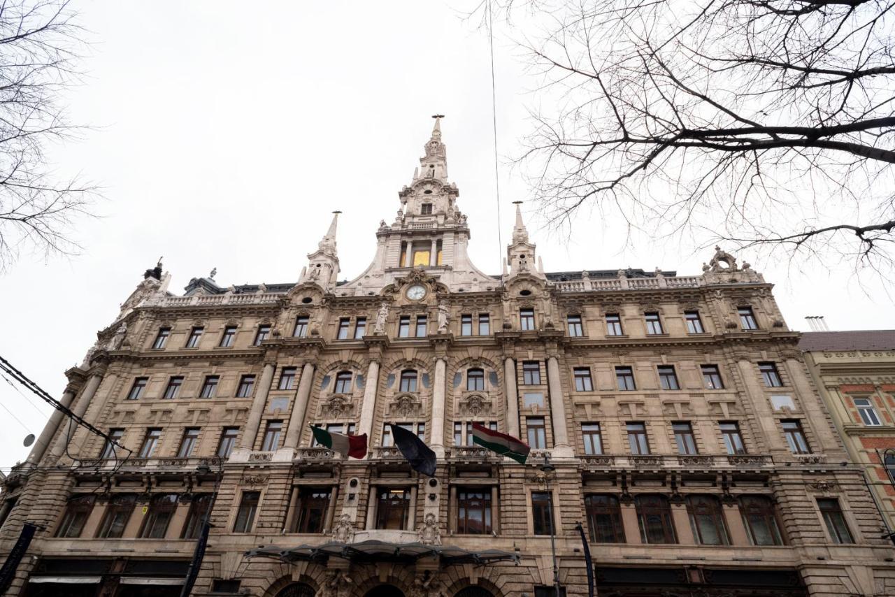 Stylish New With View On New York Palace