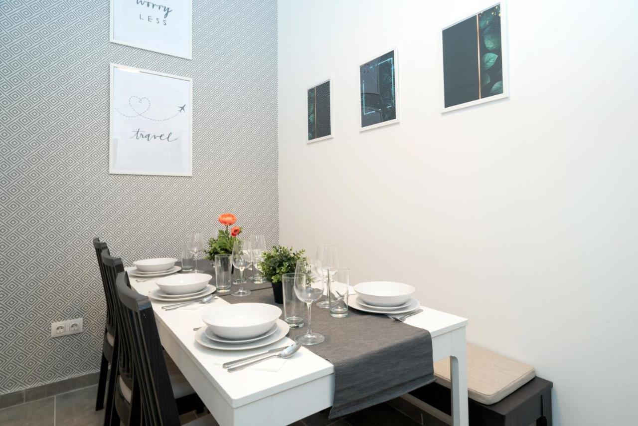 Stylish New With View On New York Palace *