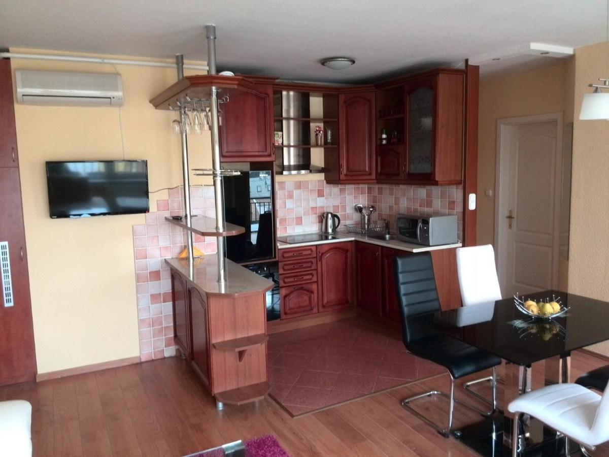 Merry&car - Huge Balcony + Living + 2br Budapest