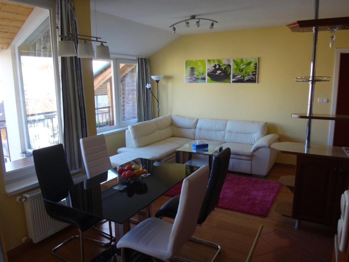 Merry&car - Huge Balcony + Living + 2br *