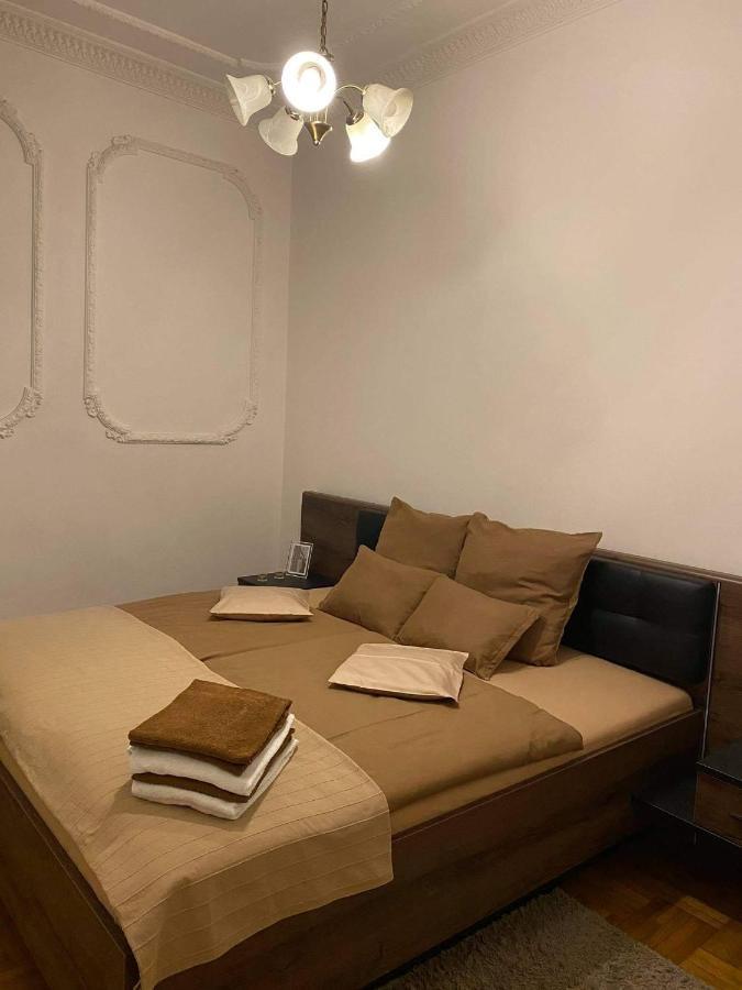 & And Center Apartment *