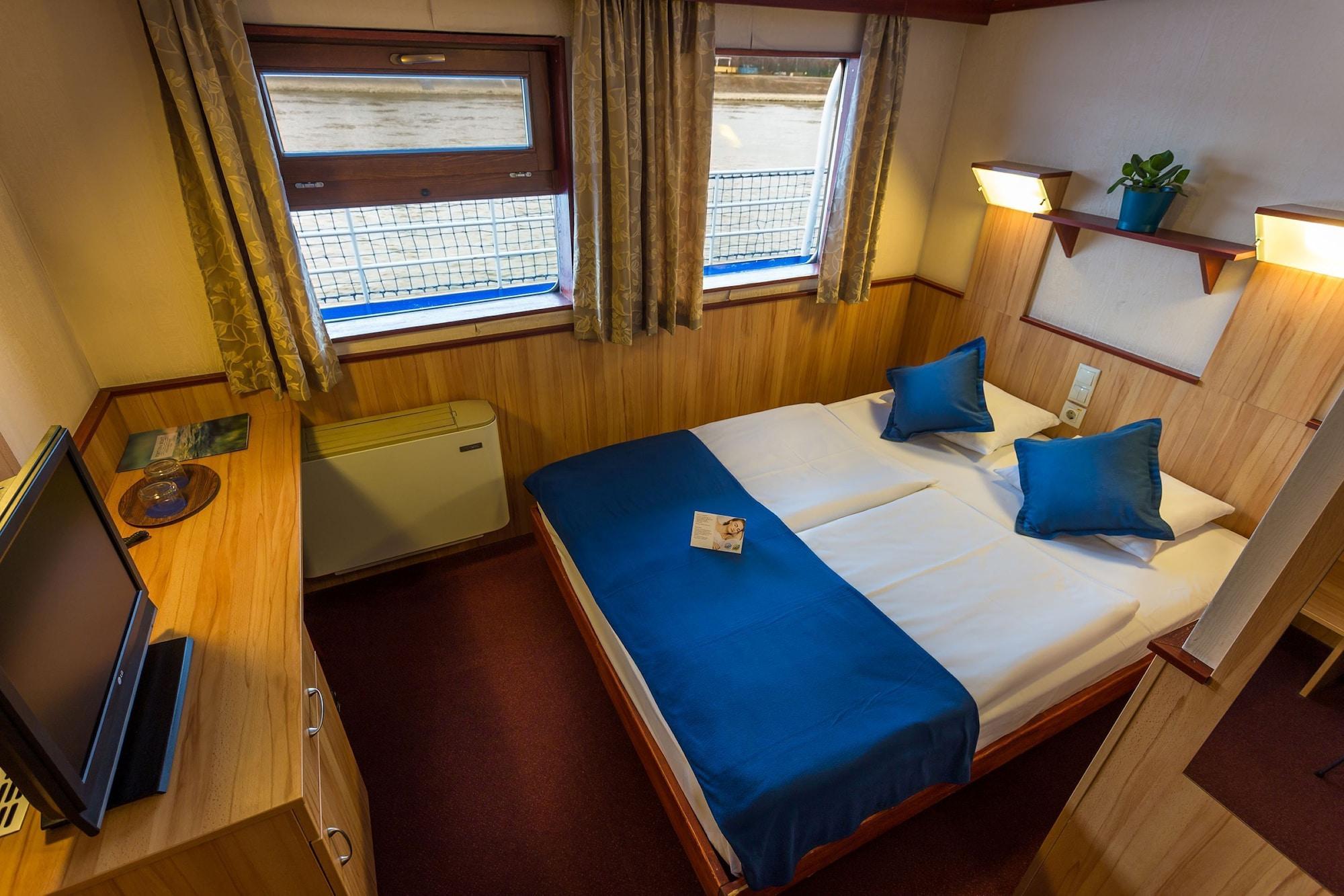 Botel Fortuna Boat