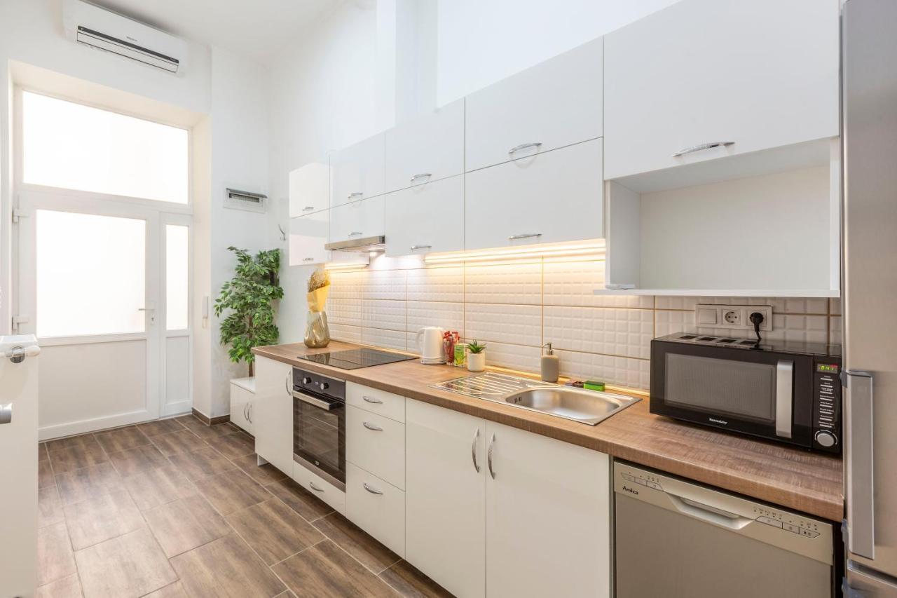 Cozy & Pleasant Homes In The Heart Of *