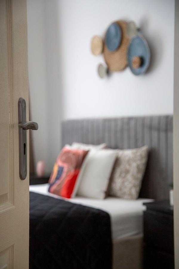 Cozy & Pleasant Homes In The Heart Of *