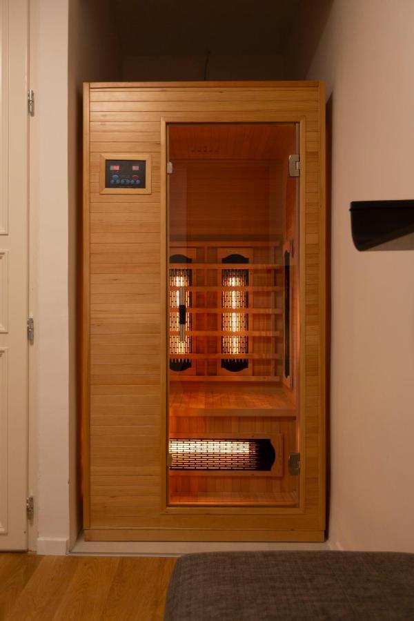 Luxurious Minimalist With Sauna By Prestige Homes Appartamento Budapest
