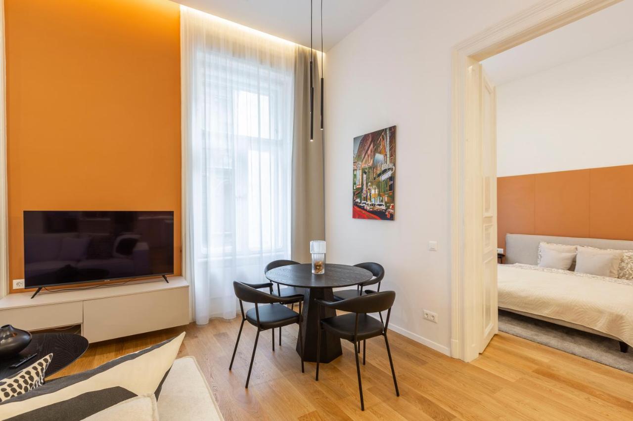 Luxurious Minimalist With Sauna By Prestige Homes Appartamento Budapest