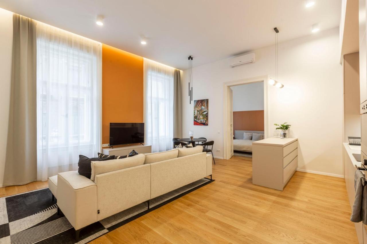 Luxurious Minimalist With Sauna By Prestige Homes Appartamento Budapest