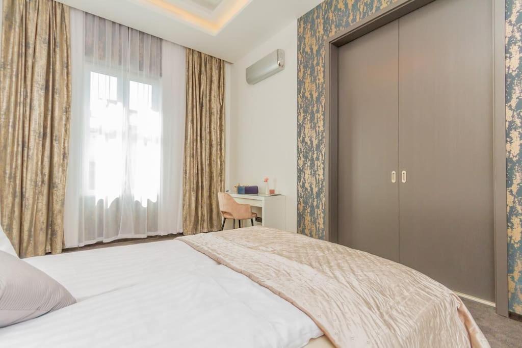 The Opulent Oasis By Newave Apartament