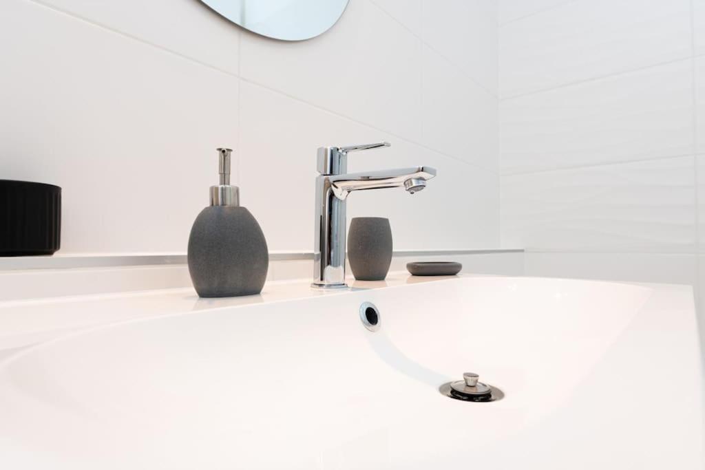 Chic206 Retreat: Modern 1br Gem With Balcony By Nw Apartmán *