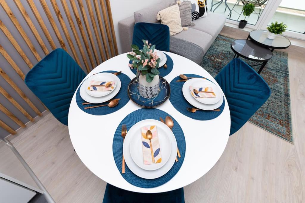 Chic206 Retreat: Modern 1br Gem With Balcony By Nw