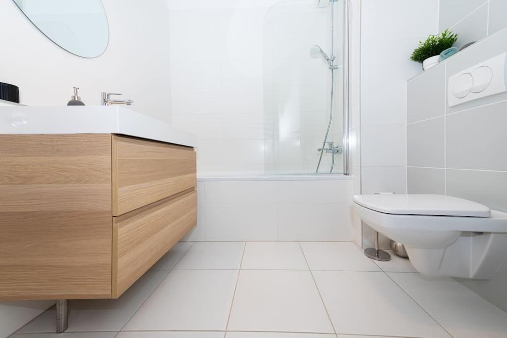 Chic206 Retreat: Modern 1br Gem With Balcony By Nw Apartmán