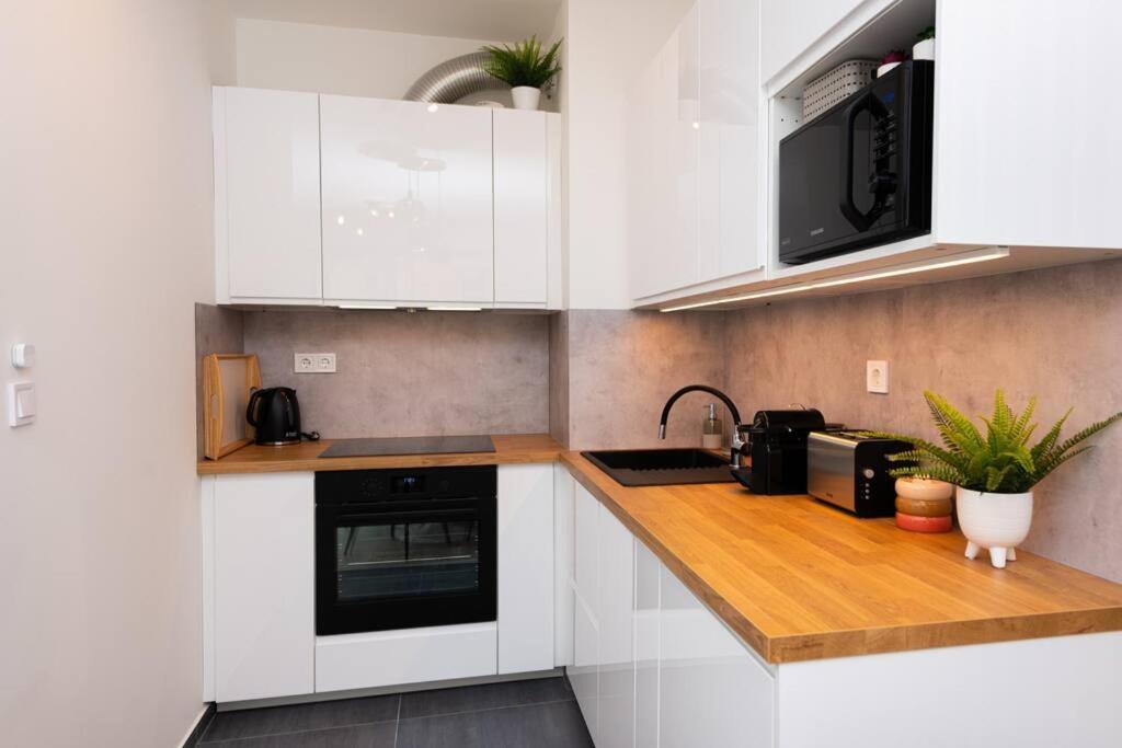 Chic206 Retreat: Modern 1br Gem With Balcony By Nw Apartmán *